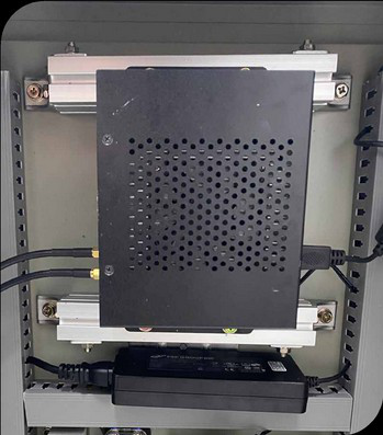 狭い空間にコンパクトに設置された自社設計のEdge Device